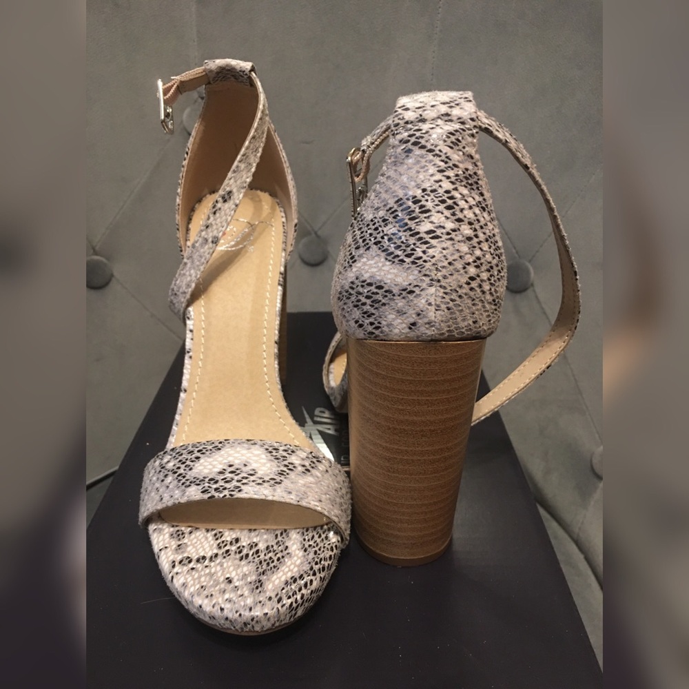 Sandals - Picture 3 of 4